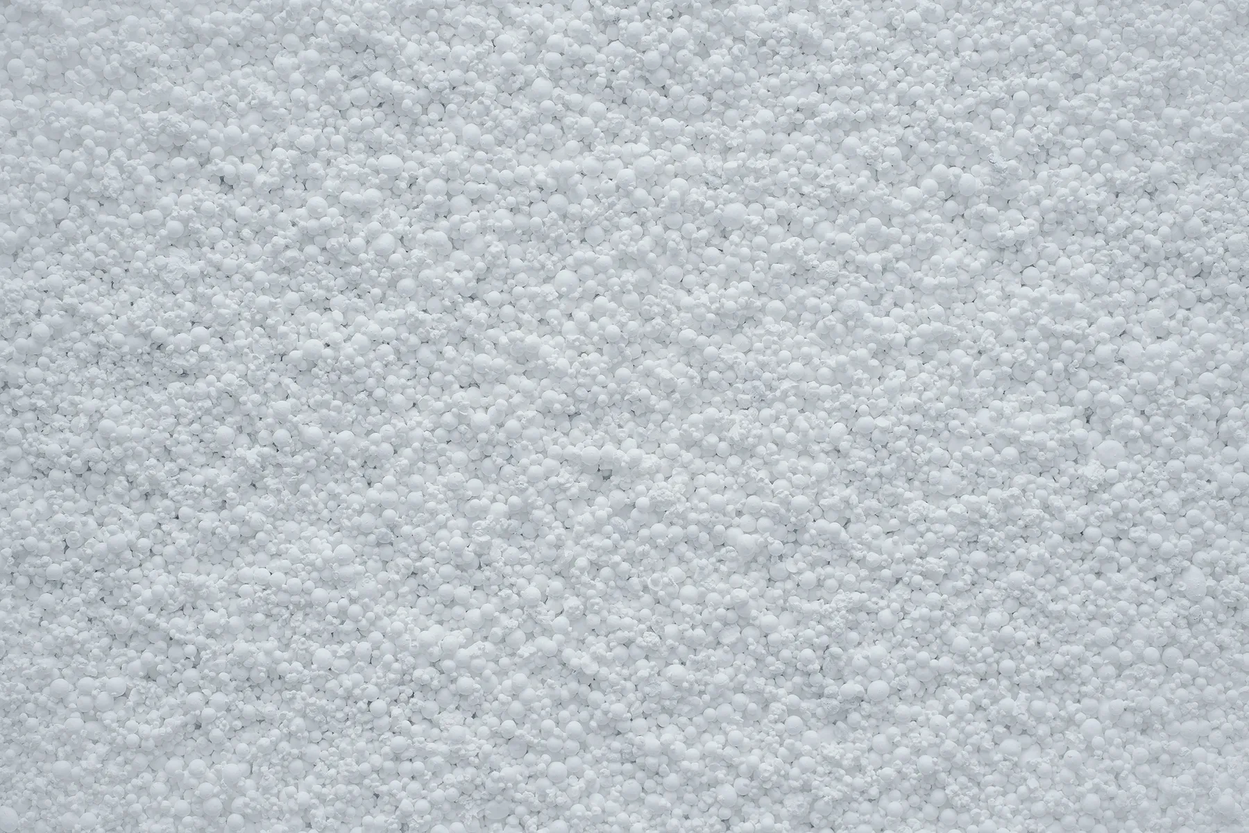 Close-up van de korrelstructuur van een ThermoWhite® isolerende uitvullaag
